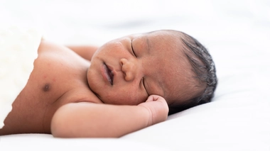 Un bébé qui dort paisiblement dans son lit 