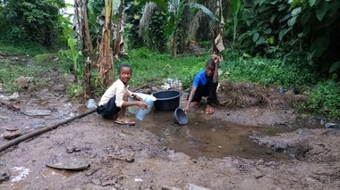 Des enfants du quartier de Bomaka à Buea, dans le sud-ouest du Cameroun, puisent de l'eau à une sourc