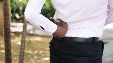 L'ostéoporose peut provoquer des fractures par tassement de la colonne vertébrale.