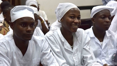 Des infirmiers diplômés de l’Institut national de formation des agents de santé, à Abidjan