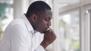 La toux est l'un des symptômes de la tuberculose.