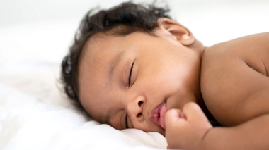 Un bébé en plein rêve.