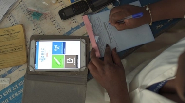 Un agent de santé qui utilise la technologie Ieda