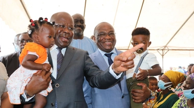 Le Ministre de la santé et le Représentant de l'OMS lors du lancement de la campagne anti-polio