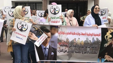 Des parents d'étudiants qui manifestent devant le ministère de l'Enseignement supérieur à Rabat