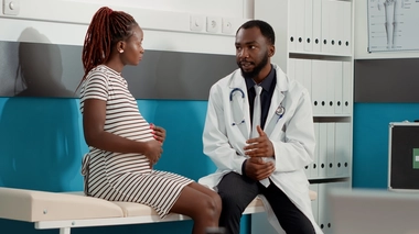 Une femme enceinte chez son médecin