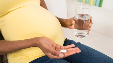 Une femme enceinte qui prend un médicament