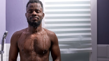 Un homme qui se douche