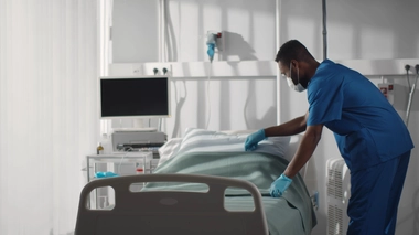 Un homme travaillant dans un hôpital