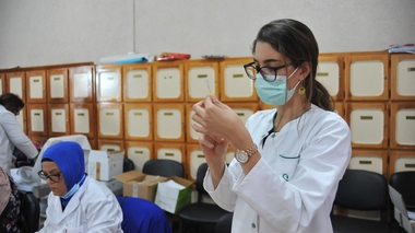 A Bizerte, une agente de vaccination s'apprête à administrer le sérum anti-Covid