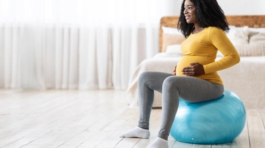 Une femme enceinte qui fait du sport