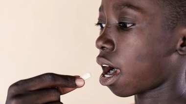 Un enfant prenant un comprimé (photo d'illustration)