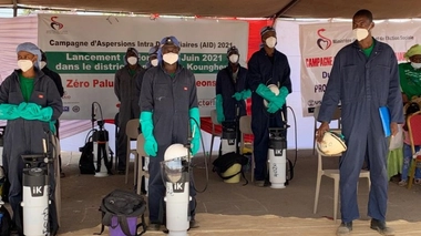 Une opération d'aspersion intra-domiciliaire à Kompenthoume, en juin 2021