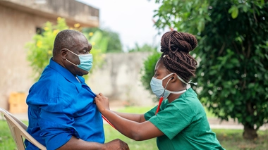 Un homme qui se fait soigner 