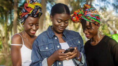 Des jeunes femmes regardant un téléphone