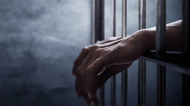 Les mains d'un prisonnier dans sa cellule (photo d'illustration)