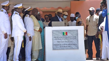 Le président Macky Sall pose la première pierre du futur hôpital de Saint-Louis
