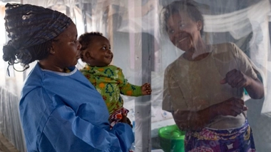 Une feuille de plastique sépare une mère de son fils dans un centre de traitement du virus Ebola en République démocratique du Congo.