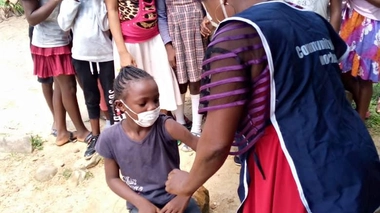 Des enfants attendent d'être vaccinés contre le papillomavirus