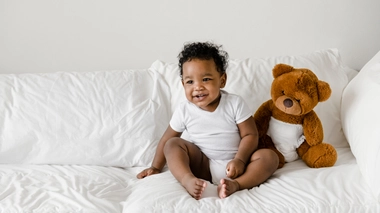 Un bébé avec son ours en peluche