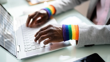 Une personne portant des manchons aux couleurs LGBT