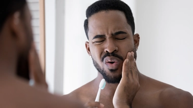 Un homme ayant mal aux dents