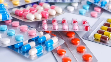 Plusieurs médicaments posés les uns sur les autres