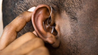 Un homme portant une prothèse auditive