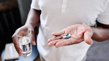 Un homme prenant des médicaments