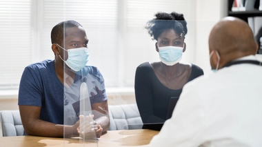 Un couple qui consulte pour des problèmes de fertilité