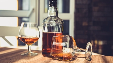 Une bouteille d'alcool avec des verres