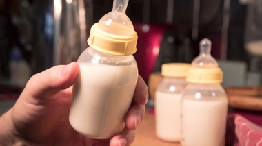 Des biberons de lait