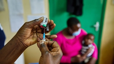 Une infirmière se prépare à vacciner un enfant contre le paludisme à l'hôpital du comté de Malava, à Kakamega, au Kenya