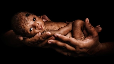 Une jeune maman tient sa petite fille âgée de 47 jours