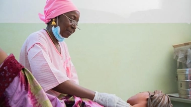 Une sage-femme effectue une palpation mammaire pour détecter toute anomalie chez sa patiente lors d'une consultation à l’hôpital Gabriel Touré