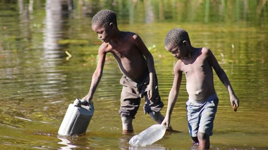 Le choléra est causé par une bactérie présente généralement dans les eaux sales et stagnantes