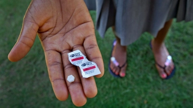 Une femme avec une pilule abortive