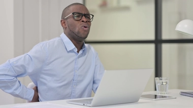 Un homme souffrant d'un mal de dos