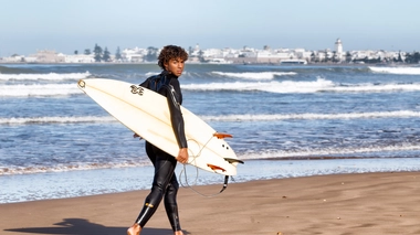 Un surfeur marocain sur la plage d'Essaouira