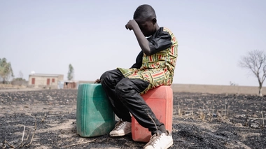 Un homme faisant face à une forte sécheresse