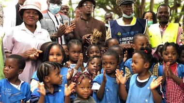 Des enfants camerounais posent avec une équipe de vaccinateurs après avoir reçu leurs vaccins contre la poliomyélite