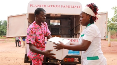  Un tricycle qui livre des produits contraceptifs dans une formation sanitaire béninoise