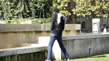 Un homme soulage sa vessie en plein air