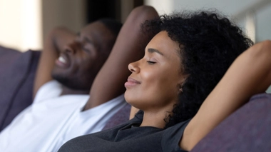 Un couple détendu profite de l'instant présent