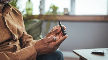 Un homme qui utilise un stylo à insuline 