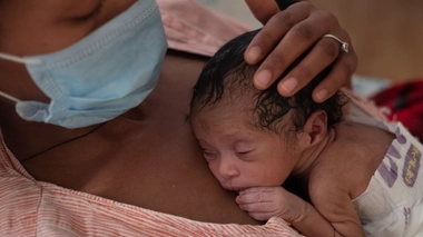 La méthode kangourou consiste à garder son nouveau-né contre soi