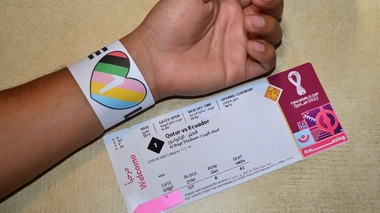 Un supporter avec un brassard One Love