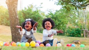 Des bébés jumeaux s'amusant en plein air