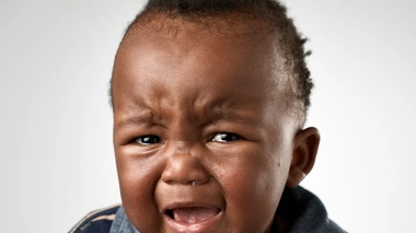 Que faire quand un enfant se coince un doigt dans une porte ?