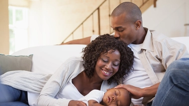 Prendre soin de votre bébé le rassure et le fait s'attacher à vous